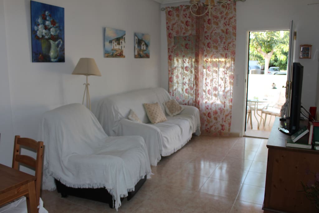 Salon con 2 sofas y tv de pantalla plana