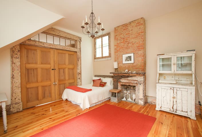 Historic Creole Cottage, 1 block to French Quarter gallery image 3