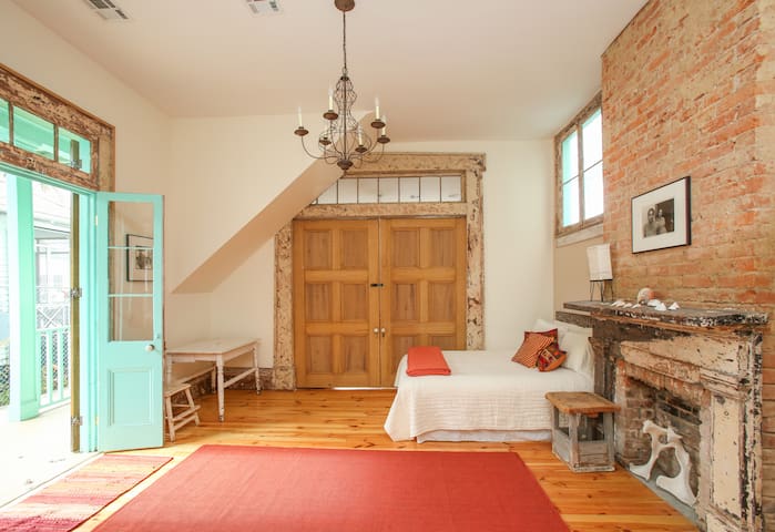 Historic Creole Cottage, 1 block to French Quarter