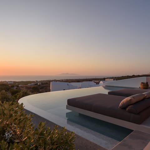 Executive Two Bedroom Suite With Pool & Sea View