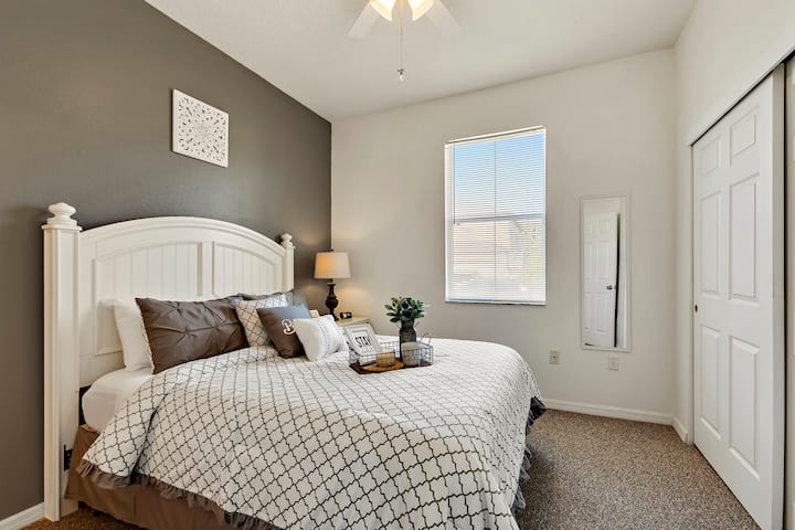 Удобен гостински апартман со брачен кревет и 32-инчен паметен телевизор ROKU (ново инсталиран). 