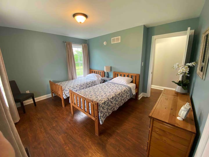 Second bedroom with twin beds