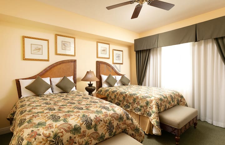 Retírate a una habitación con dos camas tamaño completo, que proporciona un amplio espacio y comodidad para una noche de sueño reparador.