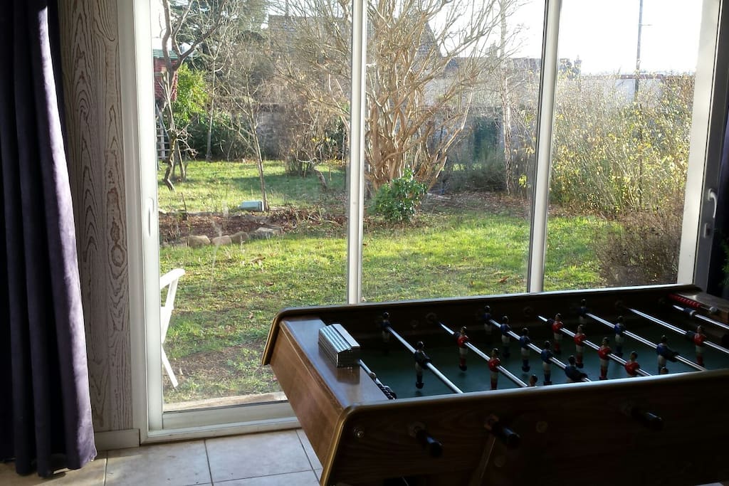 Baie vitrée ouvrant sur le jardin