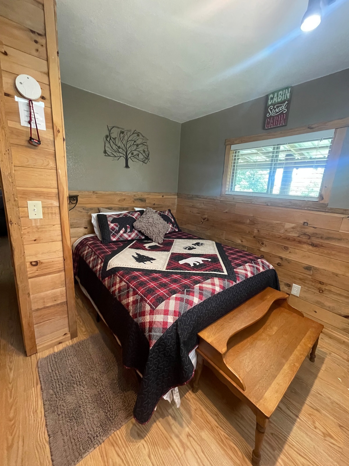 Bračni krevet (1,6x2) u glavnoj spavaćoj