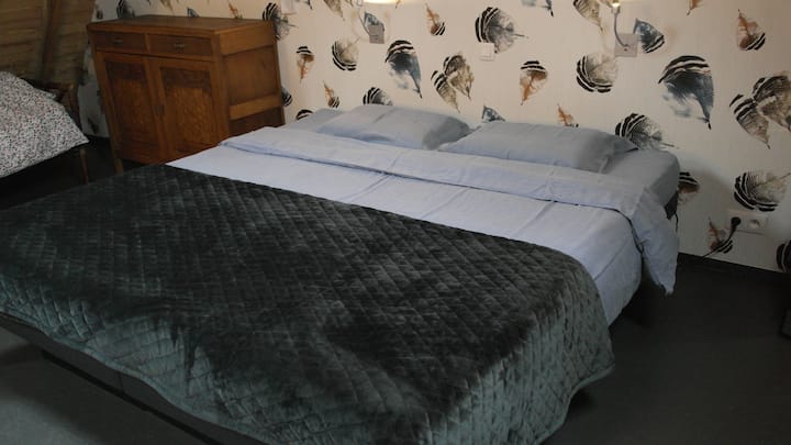 Dormi in un letto ad acqua in biancheria da letto naturale.