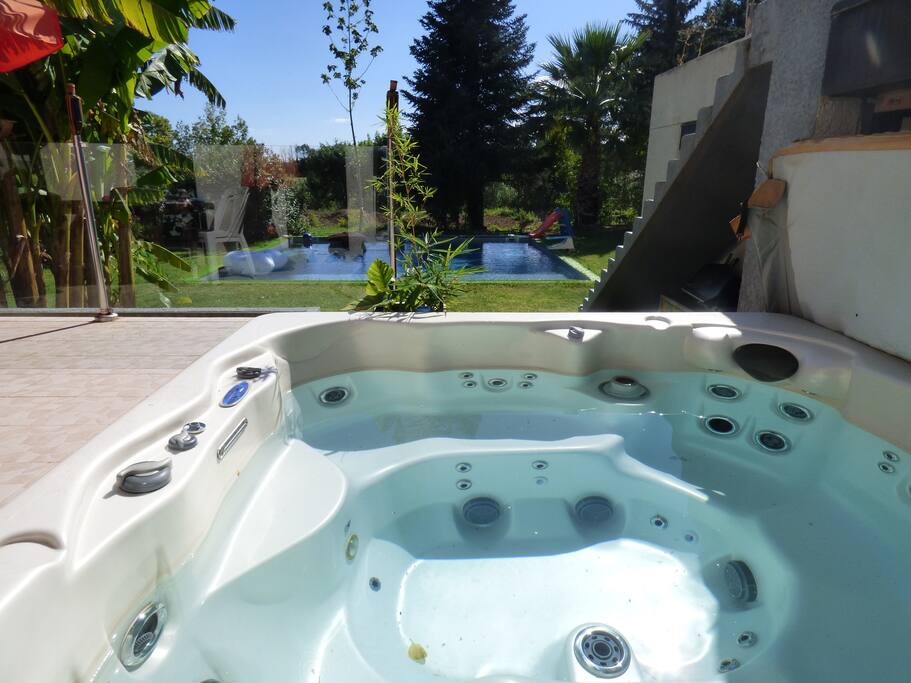 vue jardin spa et piscine