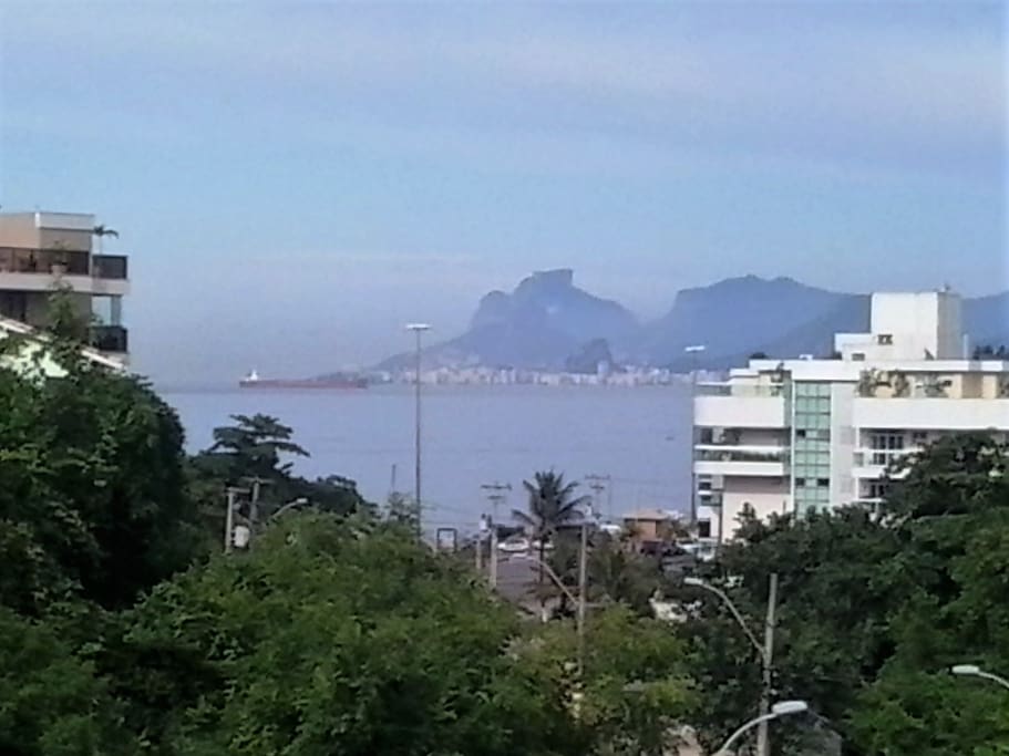 visão da praia de piratininga da sala.
ao fundo copacabana e relevo.