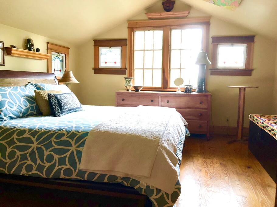 King bedroom upstairs with closet, dresser & seasonal views of Belmont University & downtown
