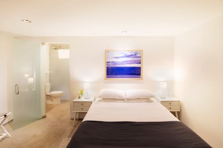 Private bedroom with private entrance near Midtown