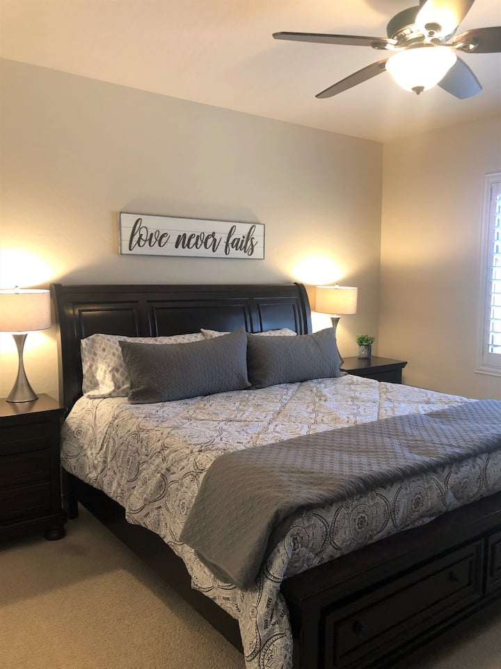 Hoofdslaapkamer met kingsize bed en traagschuimmatras