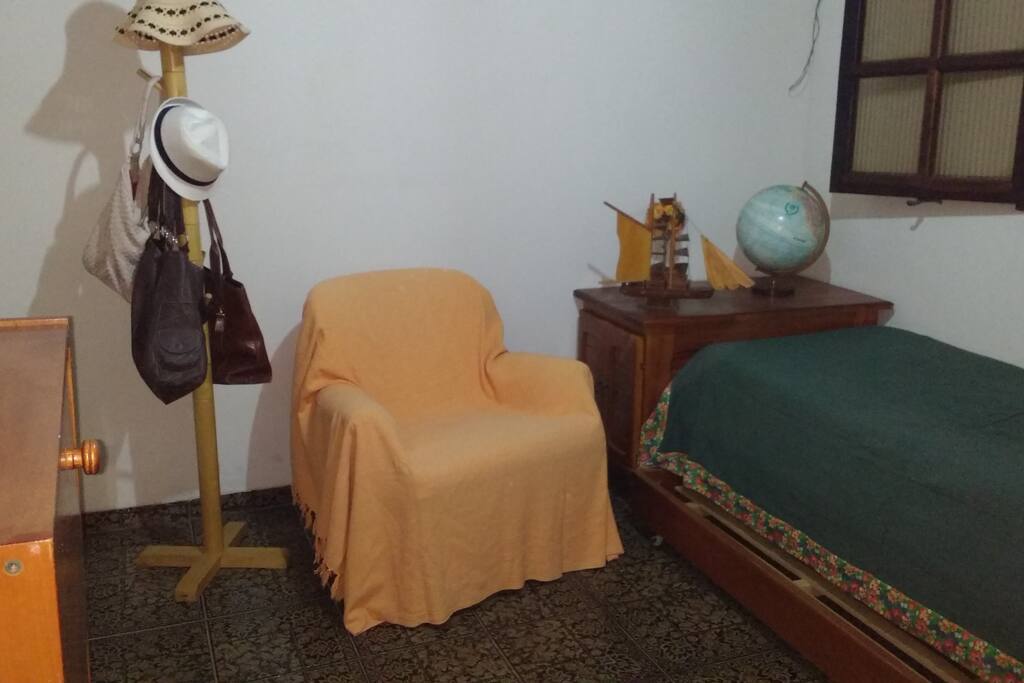 É um beliche, são duas camas, com a possibilidade de se introduzir uma terceira cama