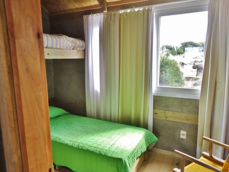 Dormitório com beliche e uma cama solteiro