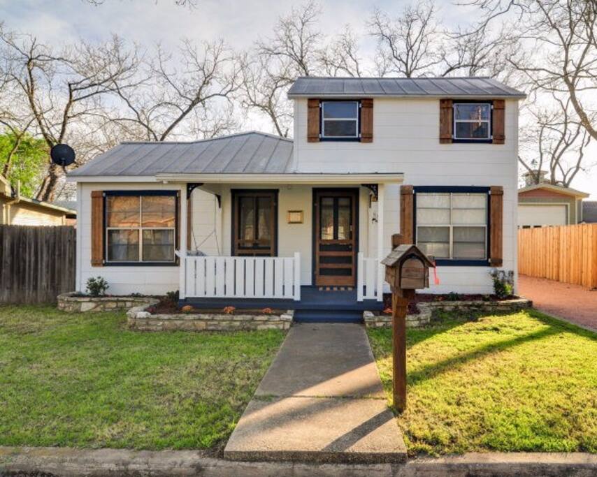 Willkommen to the Tin Roof Haus on Peach Street!