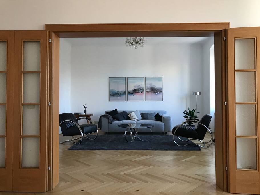 Spacious lounge room