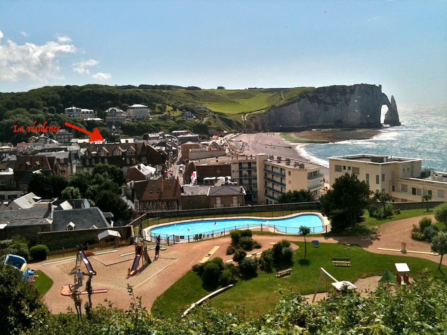La résidence, la plage à marée basse.