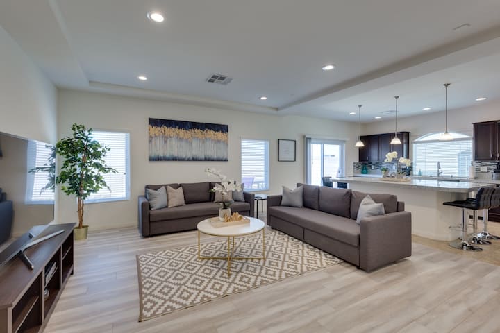 **3 story spectacular home, close to Strip/airport