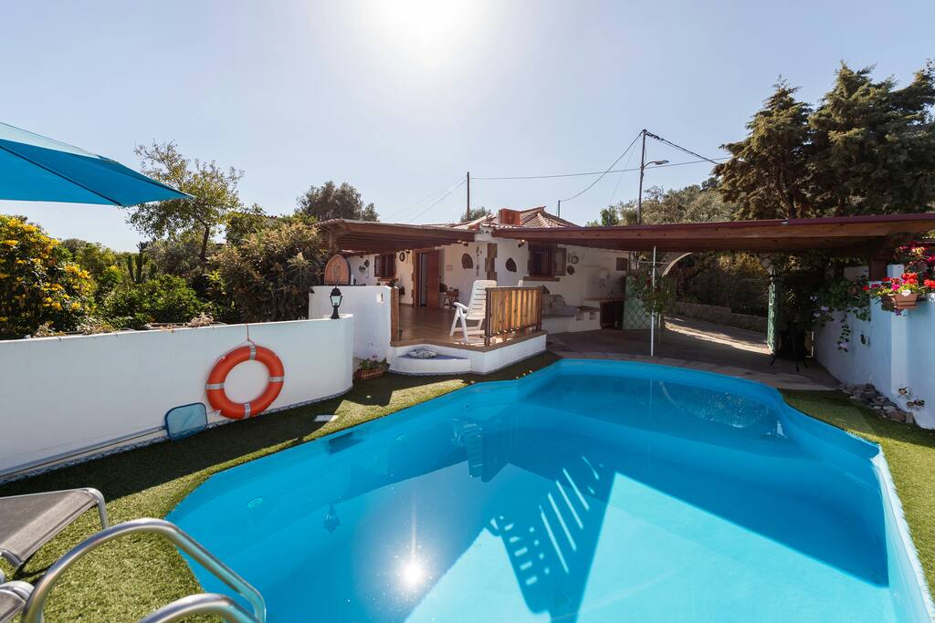 Piscina y terraza techada