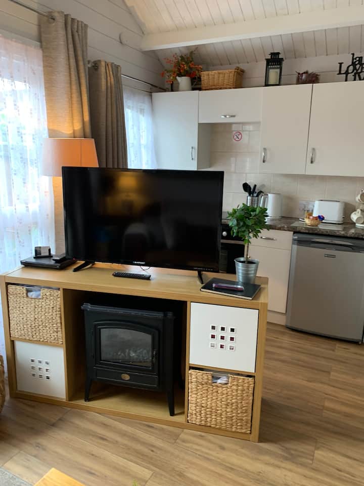 Cosy Cabin With Hot Tub In Peaceful Location - Southampton