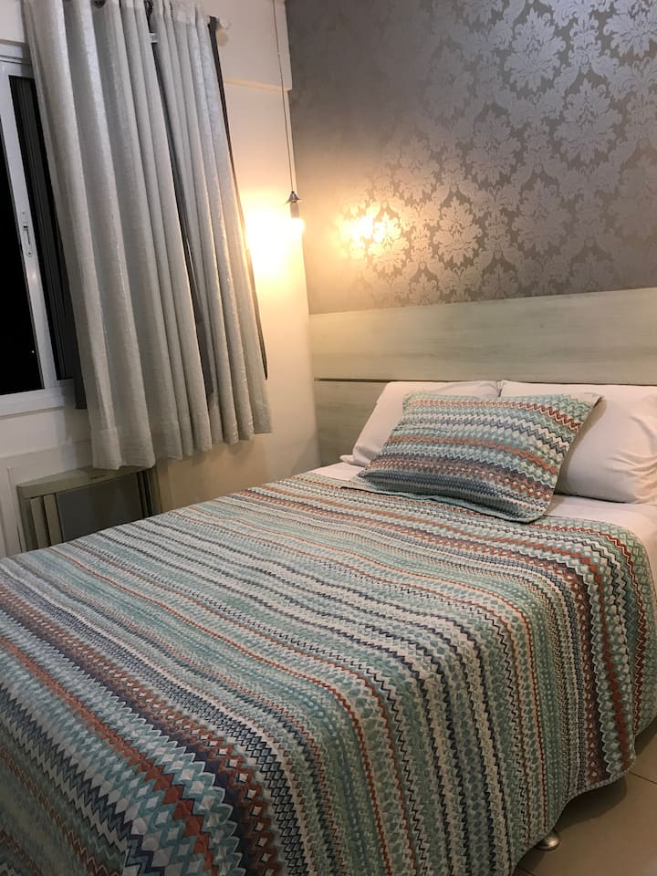 Dormitorio con baño privado y armario