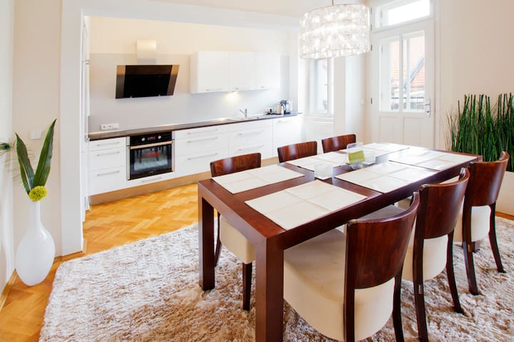 2 BD w.balcony&AC, 6min-Old Town sq