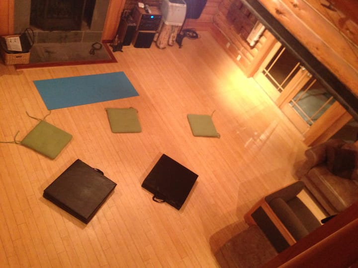 Мебелите за всекидневната вече са с индустриални колелца за безбройни възможности за конфигурация.