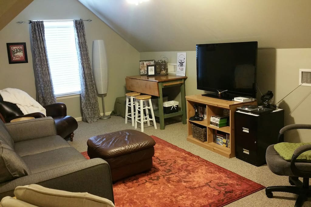 Spacious TV/game playing lounge w/mini fridge & microwave