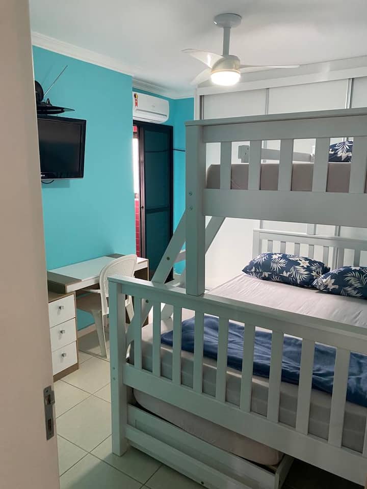 Apartmán 1 s výhľadom na exkluzívny balkón apartmánu so stolom pre domácu kanceláriu 