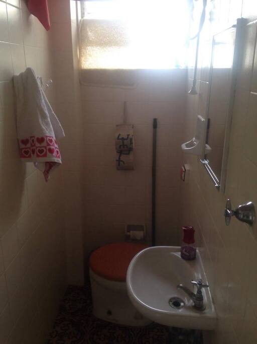 Banheiro privativo, com todos os utensílios necessários: shampoo, condicionador, sabonete, pasta de dente..