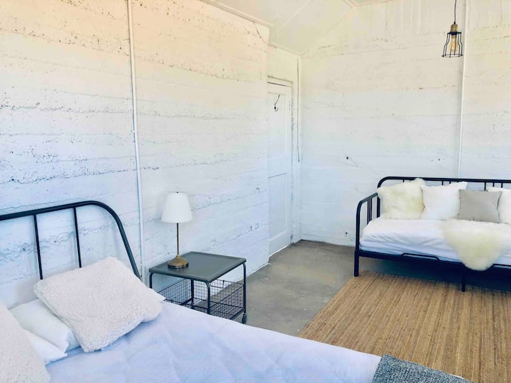 Entire Historic Shearer’s Quarters Mount William Guesthouses for