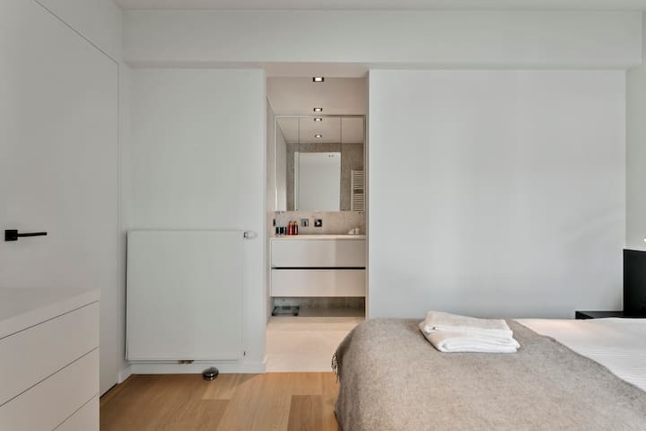 Главна спална соба и бања со бања