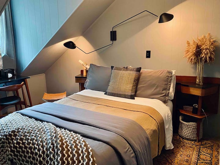 سرير كامل في غرفة النوم الوسطى. كبلان شحن عالميان لكلا الجانبين