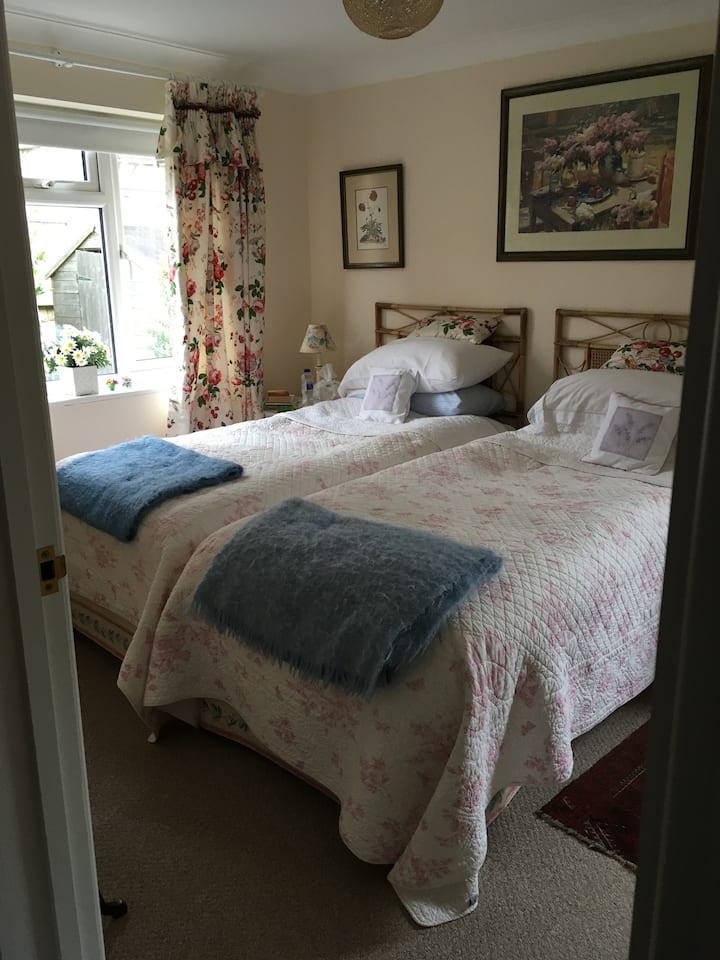 Central Sherborne, Dorset.   Garden. Parking. - Sherborne
