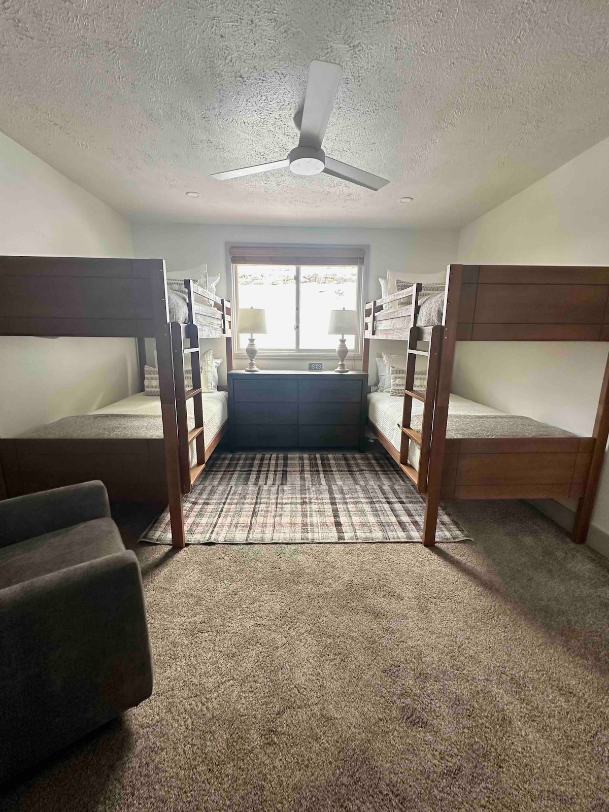 חדר השינה השני בקומה העליונה ממוקם עם 2 מיטות קומתיים עם שתי מיטות קומתיים ופינת ישיבה נוחה, כיסא מסתובב/דאון. 