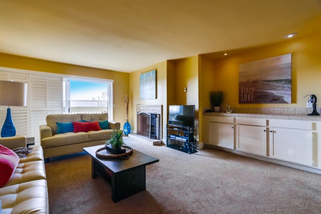 TV with great Cable package & Wet Bar Area in Main living space