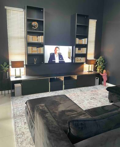 Warm Beautiful 3 bed Home with Solar and a pool. gallery image 3