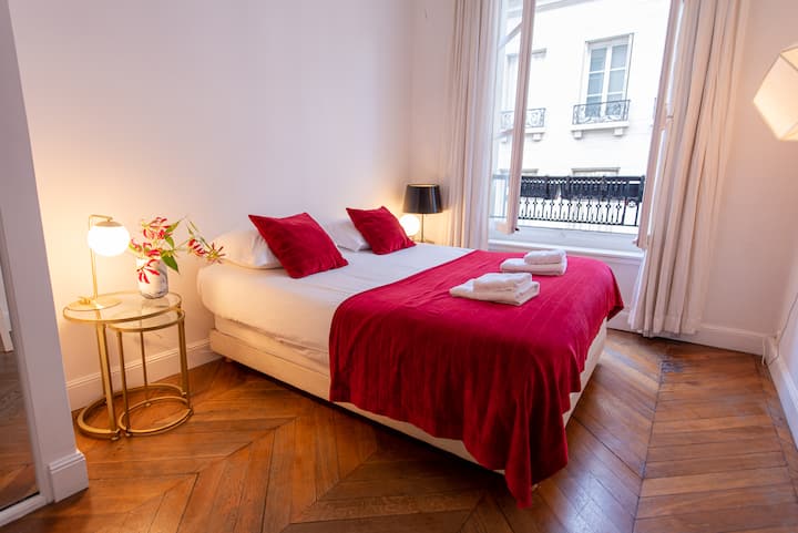 Apt MAUA - Chumba cha kulala cha 1 kina kitanda cha watu wawili, nafasi ya kuhifadhi na dirisha kubwa. 