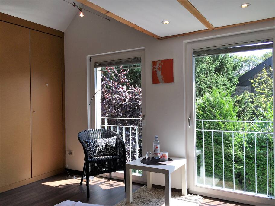 Gartenzimmer: Bodentiefe Fenster geben viel Licht und holen die Natur hinein.