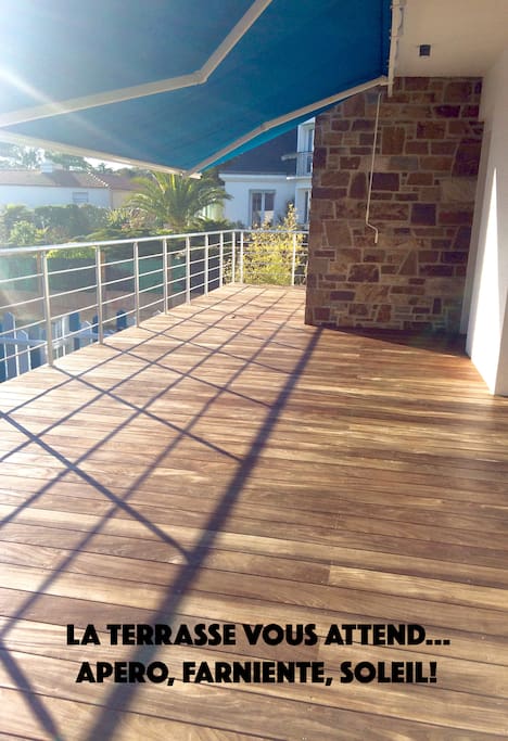 La grande terrasse en bois vous attend pour l'apéro!