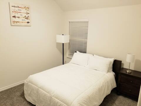 Quiet bedroom in a new house, convenient location