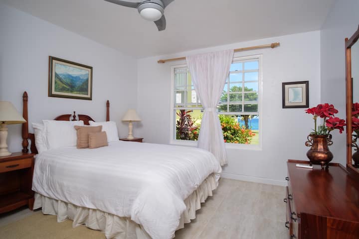 Air-conditioned Queen bed room with sea view and a really cozy feeling with armchair for relaxing