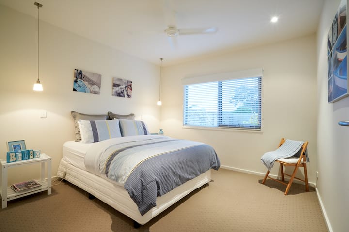 ห้องนอนขนาดควีนไซส์สองพร้อมผ้าปูที่นอนสุดหรูและผ้าห่มไฟฟ้าสำหรับคืนที่หนาวเย็นเหล่านั้น แสงอารมณ์และพัดลมเพดาน 