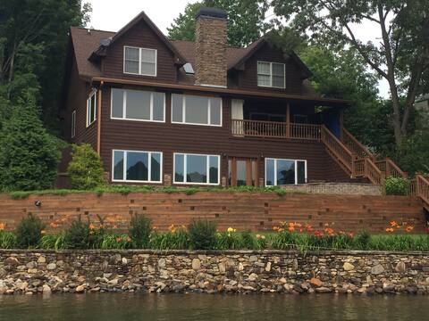 Peaceful Lake House for the City Mouse