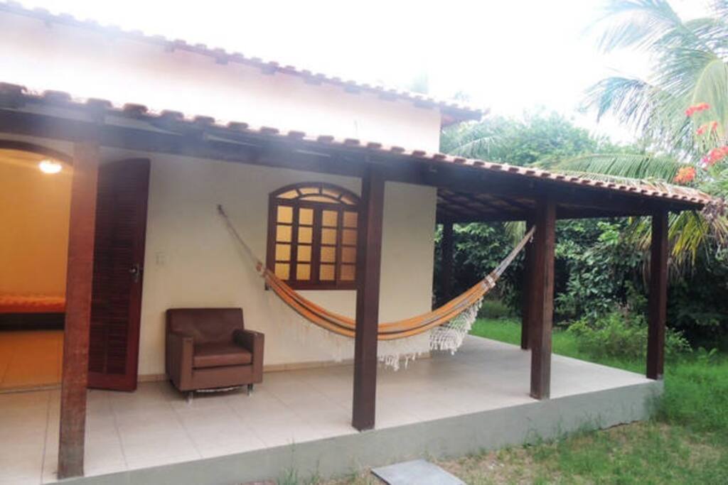 Varanda ao redor de toda a casa. Descanso na rede garantido com brisa do mar do peró e observação de passarinhos.