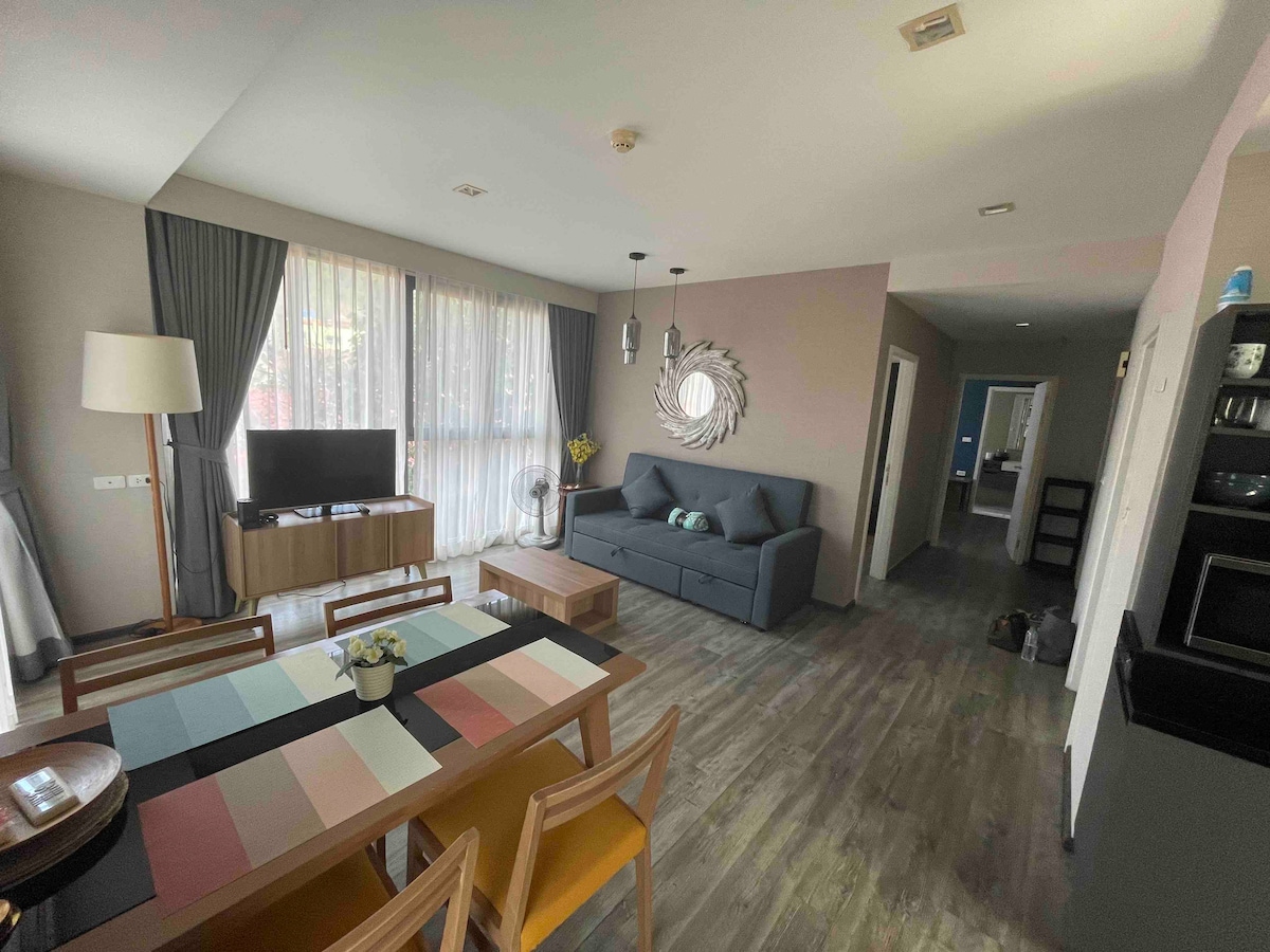 Дневна соба со голем кауч на спуштање 