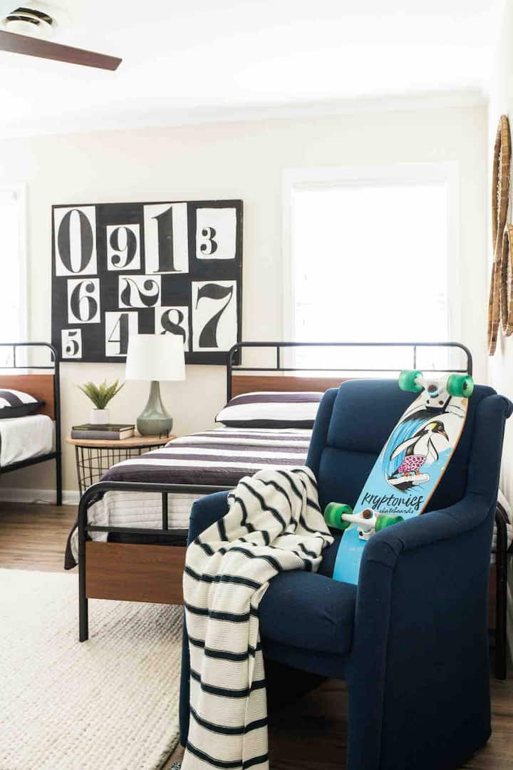 Ovo je odlična dvokrevetna soba s dva kreveta u punoj veličini. Savršen je i za djecu. Oni vole zajedno prespavati ovdje. U ormaru se nalazi dodatni bračni krevet koji može dodati još jednog gosta. Posteljina je u ormaru