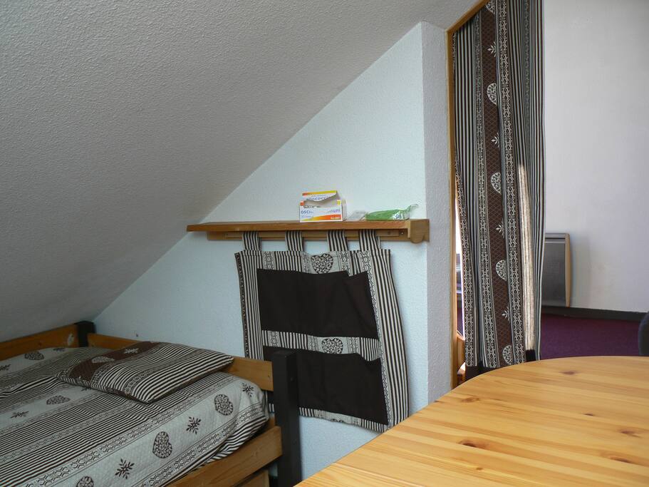 Coin repas et lit gigogne