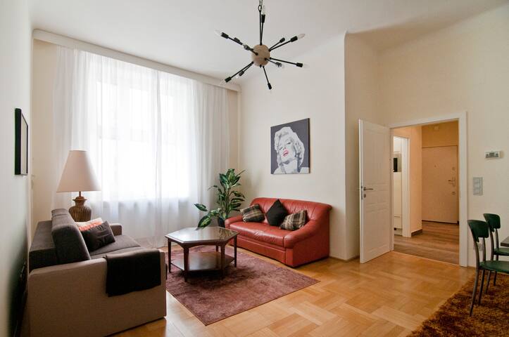 SLEEK, SOPHISTCATED, 77 m2 CITY-CENTER APARTMENT. gallery image 5