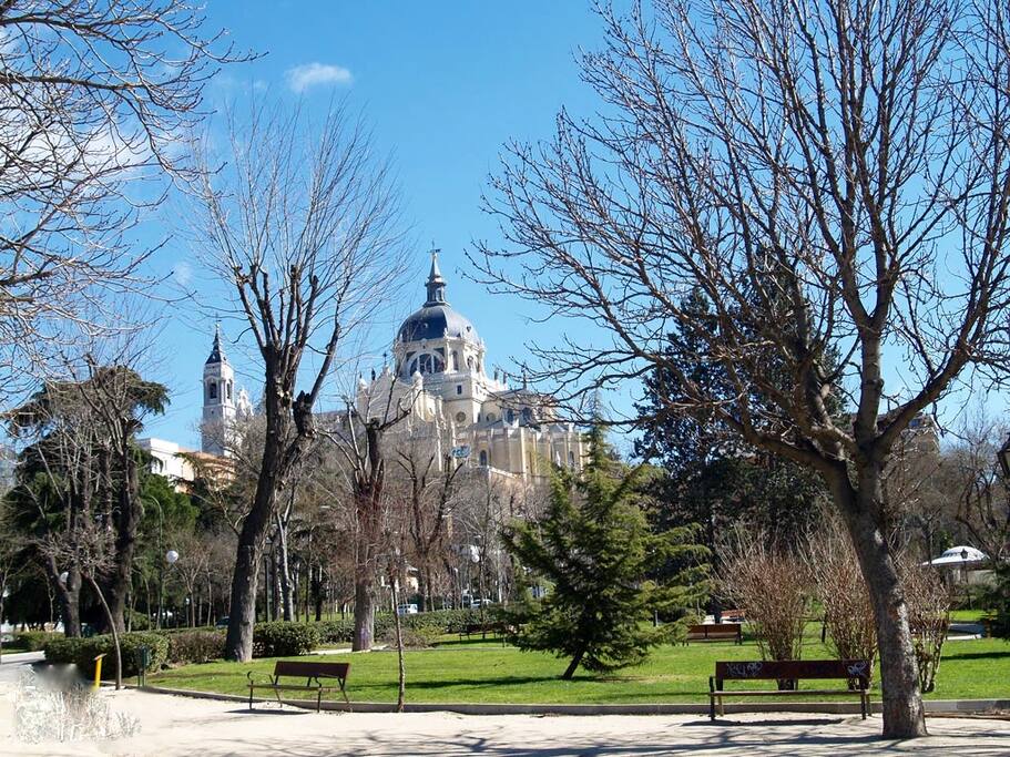 La Catedral de La Almudena, es lo primero que ves, saliendo del portal.