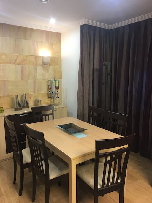 Otra zona del salón con amplia mesa donde cotemplar las vistas que Aguilar ofrece